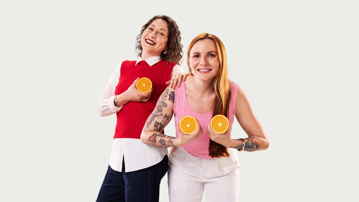 Laura Marise e Ana Bonassa, do canal Nunca Vi 1 Cientista, com metades de laranja, em referência ao autoexame das mamas - Outubro Rosa