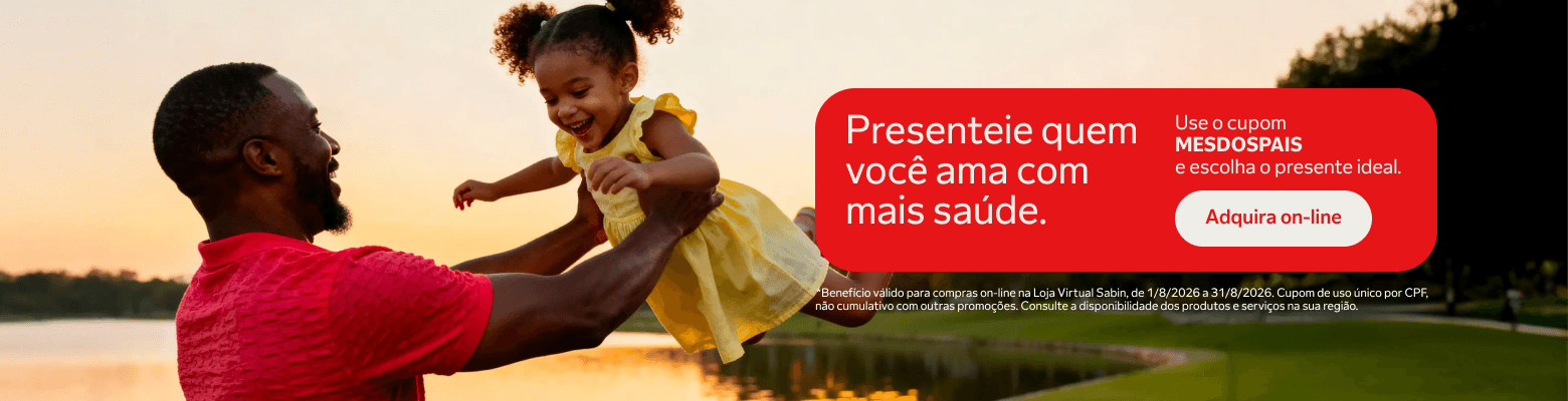 Campanha Mês dos Pais do Sabin. Um homem ergue no ar uma menina sorridente de vestido amarelo à beira de um lago ao pôr do sol. Presenteie quem você ama com mais saúde. Use o cupom MESDOSPAIS. Adquira on-line na Loja Virtual Sabin.