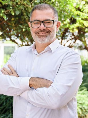 Dr Gustavo