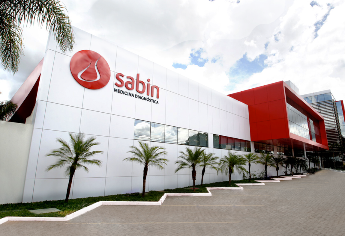 Fachada de unidade de saude com arquitetura moderna
