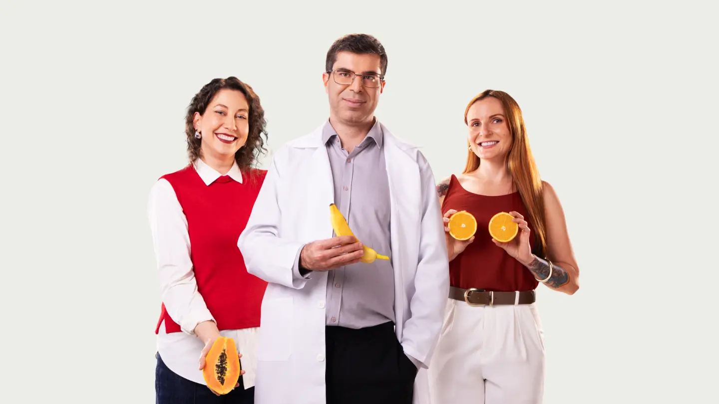 Laura Marise e Ana Bonassa apontando para o adesivo band-aid de coração vermelho do Sabin no braço, em referência à prevenção - Dezembro Vermelho