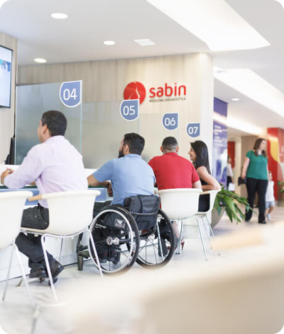 Pessoas sendo atendidas na unidade Sabin