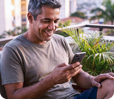 Homem digitando ao telefone