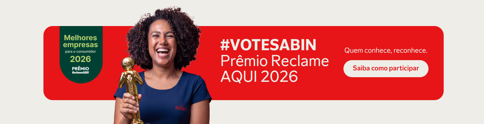 #VOTESABIN Prêmio Reclame AQUI 2026. Mulher sorrindo segurando troféu com a camiseta do Sabin.